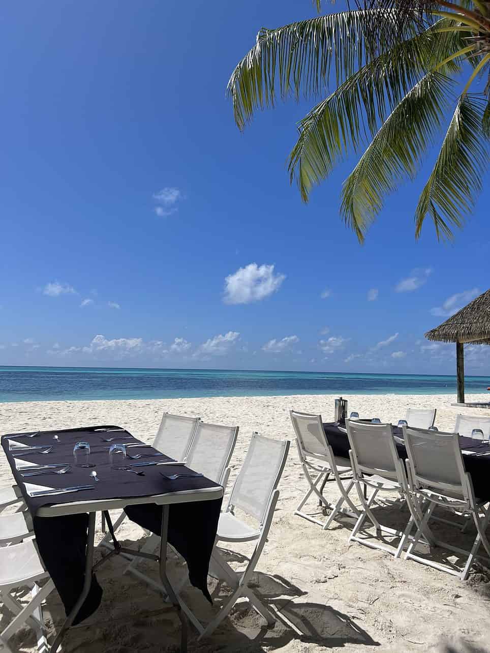 Lunch time, Maldives - Eating on the beach
