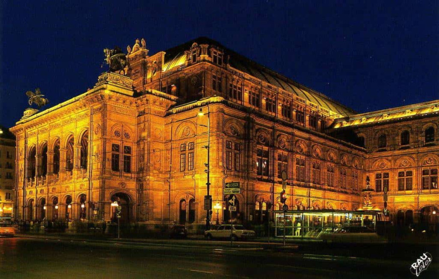 The State Opera in Vienna from the outside.