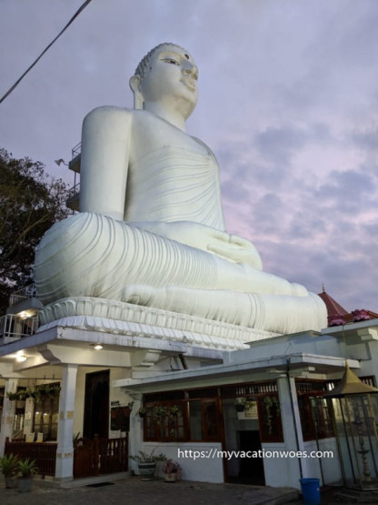 Giant Buddha statue at Bahirawakanda Vihara